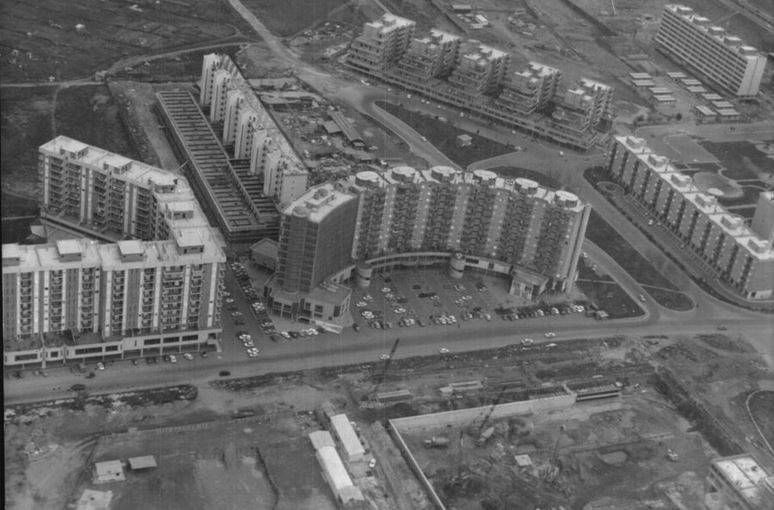 questa immagine rappresenta una palazzo in costruzione nel quartiere di colli aniene agli inizi degli anni ottanta